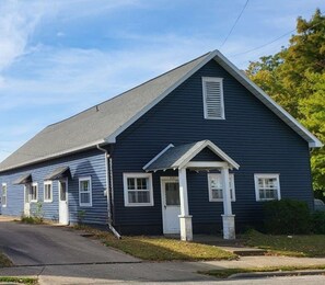 Exterior - Blue Bungalow - Charming 2-bedroom house in Olney (Olney)