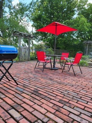 Outdoor dining - Blue Bungalow - Charming 2-bedroom house in Olney (Olney)