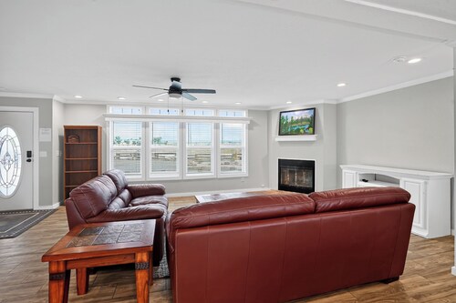 Spacious 4-bedroom house within walking distance of Maria Lake