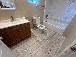 Ein Badezimmer mit Toilette, Waschbecken und Badewanne.