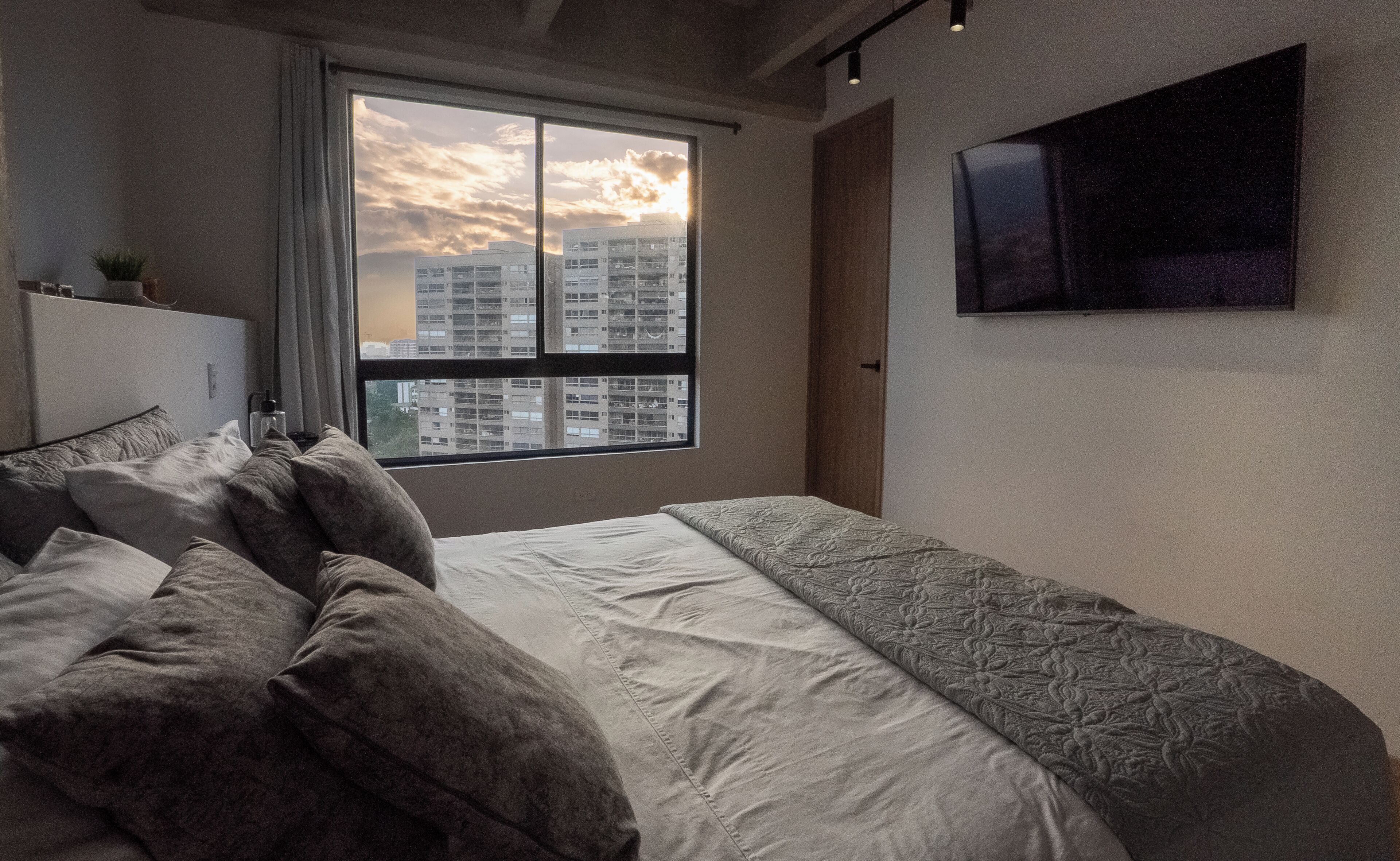 2 chambres, fer et planche à repasser, Wi-Fi, draps fournis