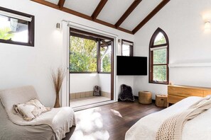 Tabla de planchar con plancha, wifi, ropa de cama