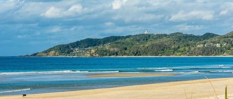 Playa en los alrededores y toallas de playa