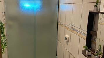 Chuveiro, bidê, toalhas de banho, papel higiênico