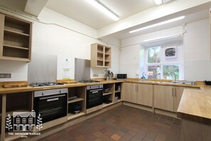 Micro-ondes, four, plaque de cuisson