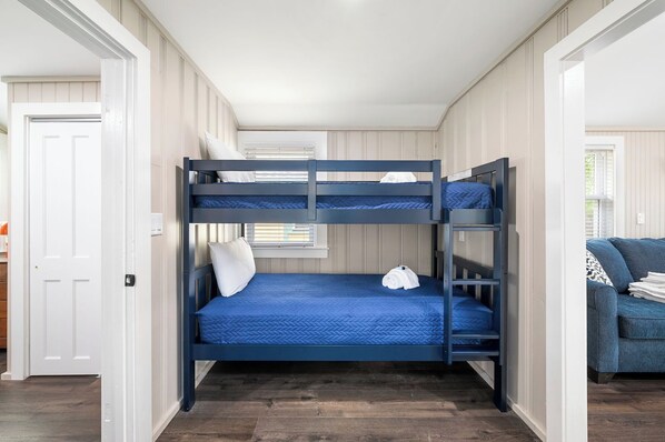 Room - Cabin 15 at Historic Sandy Point Resort W/ Boat Slip and onsite Boat Ramp (Alton)