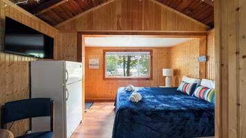 Une pièce comprenant un lit, un bureau, une chaise, une fenêtre et une porte.