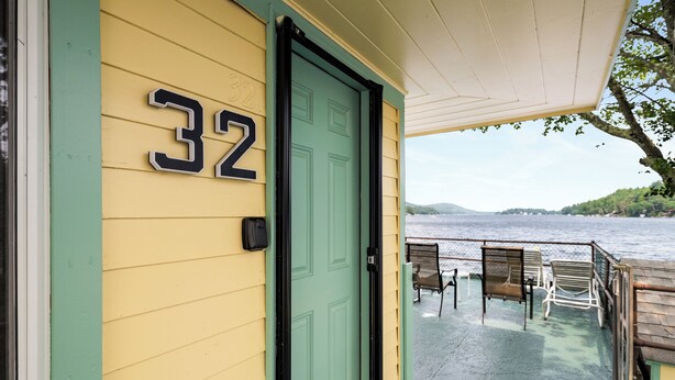 A building with a green door and the number 32 on the wall.
