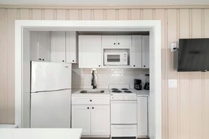 Wasserkocher mit Kaffee-/Teezubehör, Kühlschrank, Mikrowelle, Ofen