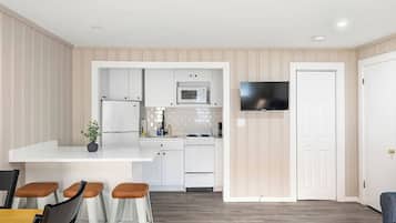 Coffee/tea maker, fridge, microwave, oven
