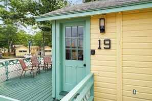 A building with a green door and the number 19 on the side. - Cabin 19 Historic Sandy Point Resort w. Boat Slip (Alton)