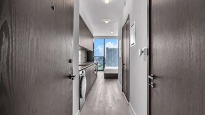 Un couloir moderne donnant sur l’extérieur et menant à un balcon.