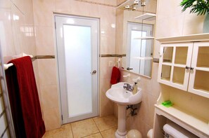 Dusche, Haartrockner, Handtücher, Seife