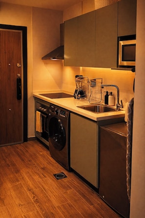 Private kitchen - Stylish Airport Residential Studio | Pool & Gym (Accra)