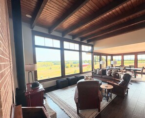 Living area - Beautiful Upscale Countryside 4-Bedroom Retreat near Road America (Plymouth)