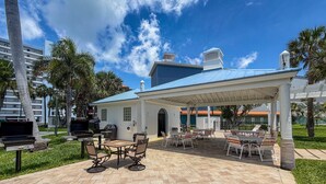 Outdoor dining - Artsy Waterfront Retreat - Punta Rassa 4-1003 (Fort Myers)