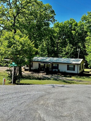 Exterior - Tranquil 4bd - 2ba Lake House in Washita Point, Kingston, OK, Large Back Deck (Kingston)