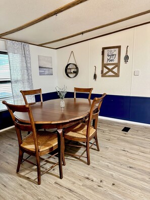 Dining - Tranquil 4bd - 2ba Lake House in Washita Point, Kingston, OK, Large Back Deck (Kingston)