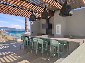 An outdoor kitchen area with a view of the beach and ocean. - Oceana Suites Playa Serena (Coquimbo)