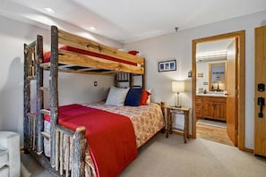 Free WiFi, bed sheets - Ski-back hotel room with mountain views, pool, and hot tub. (Killington)
