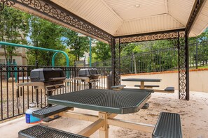 An outdoor barbecue area with grills and picnic tables. - Stay Close to Branson Shows | 2 King Condo (Branson)
