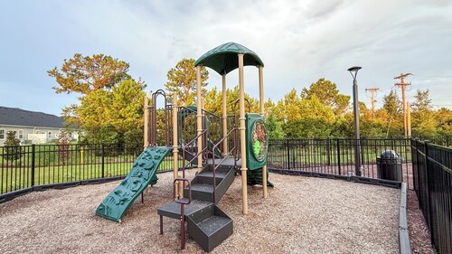 Modern 3BR/3BA Family Home - Beach • Pool • Shops