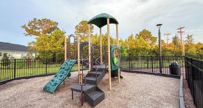 Modern 3BR/3BA Family Home - Beach • Pool • Shops