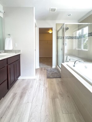 Een douche, een bidet, handdoeken, zeep