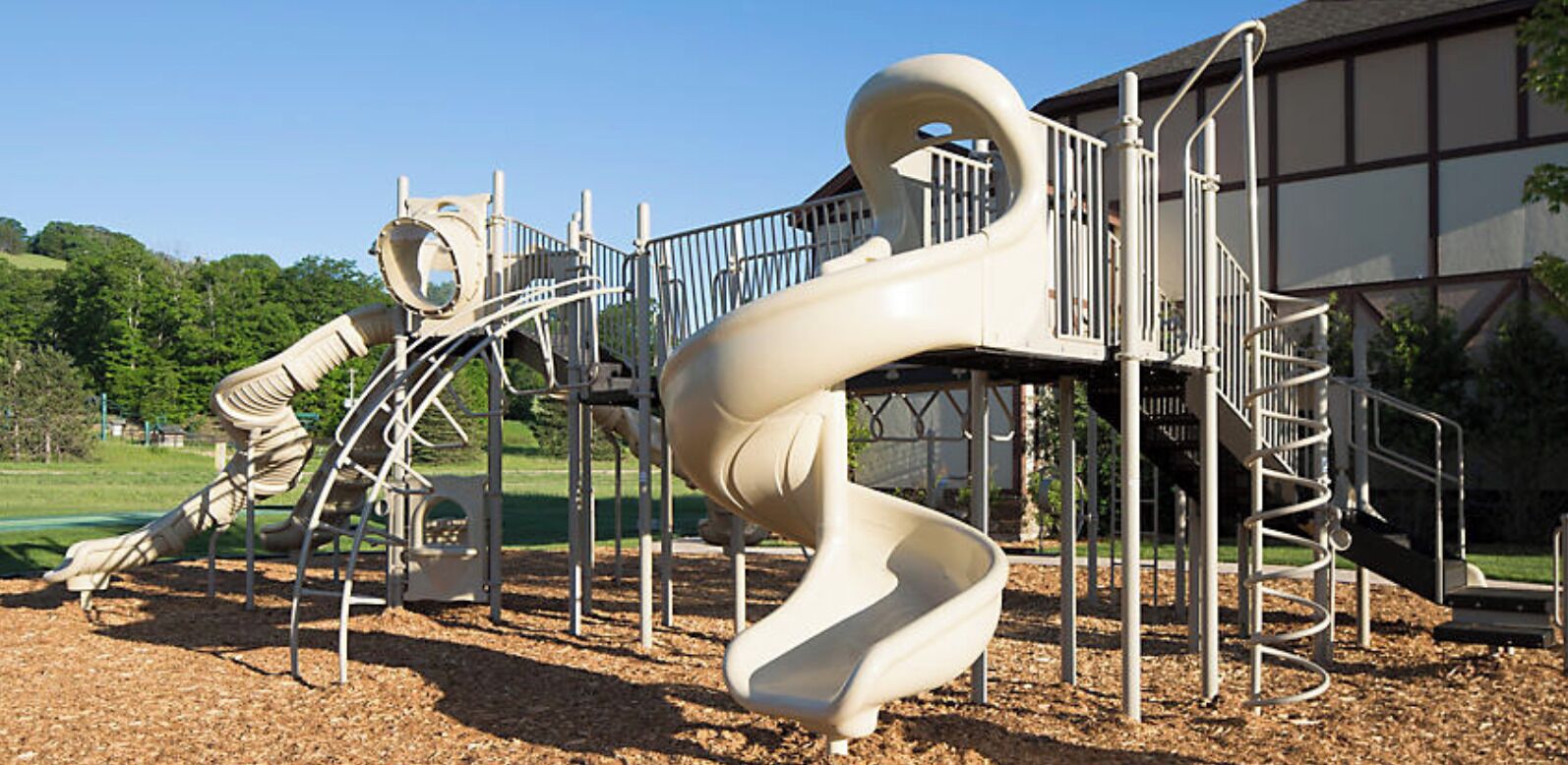 Une aire de jeux dotée de plusieurs toboggans et d’installations d’escalade.