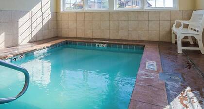 Resort with 1 bedroom, kitchen, living room & fireplace in adorable Boyne Falls