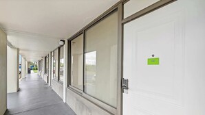 Ein Flur mit Türen, die jeweils mit einer Nummer gekennzeichnet sind.