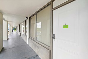Ein Flur mit Türen, die jeweils mit einer Nummer gekennzeichnet sind.