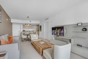 Ein modernes Wohnzimmer mit Sofa, Couchtisch und Fernseher.