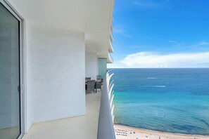 A balcony with a view of the ocean and a beach. - Waterfront Oasis with Resort Amenities 6 people (Hollywood)