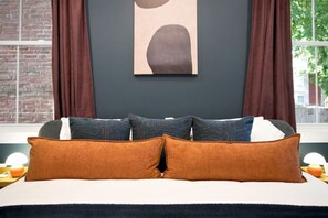 5 soverom, skrivebord, strykejern/-brett og reiseseng for barn