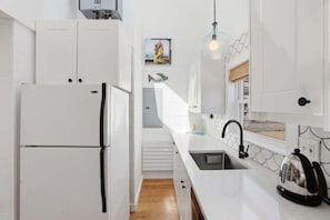 Wasserkocher mit Kaffee-/Teezubehör, Kühlschrank, Mikrowelle, Ofen