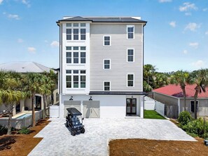 Ein zweistöckiges Wohnhaus mit Garage, überdachter Auffahrt und Poolbereich.