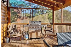 Outdoor dining - Luxe Themed Cabin | Theater | Hot Tub | Mtn Views | Sleeps 18+ (Pigeon Forge)