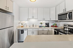 Coffee/tea maker, fridge, microwave, oven - New Listing! My Perfect Stays! (Lahaina)