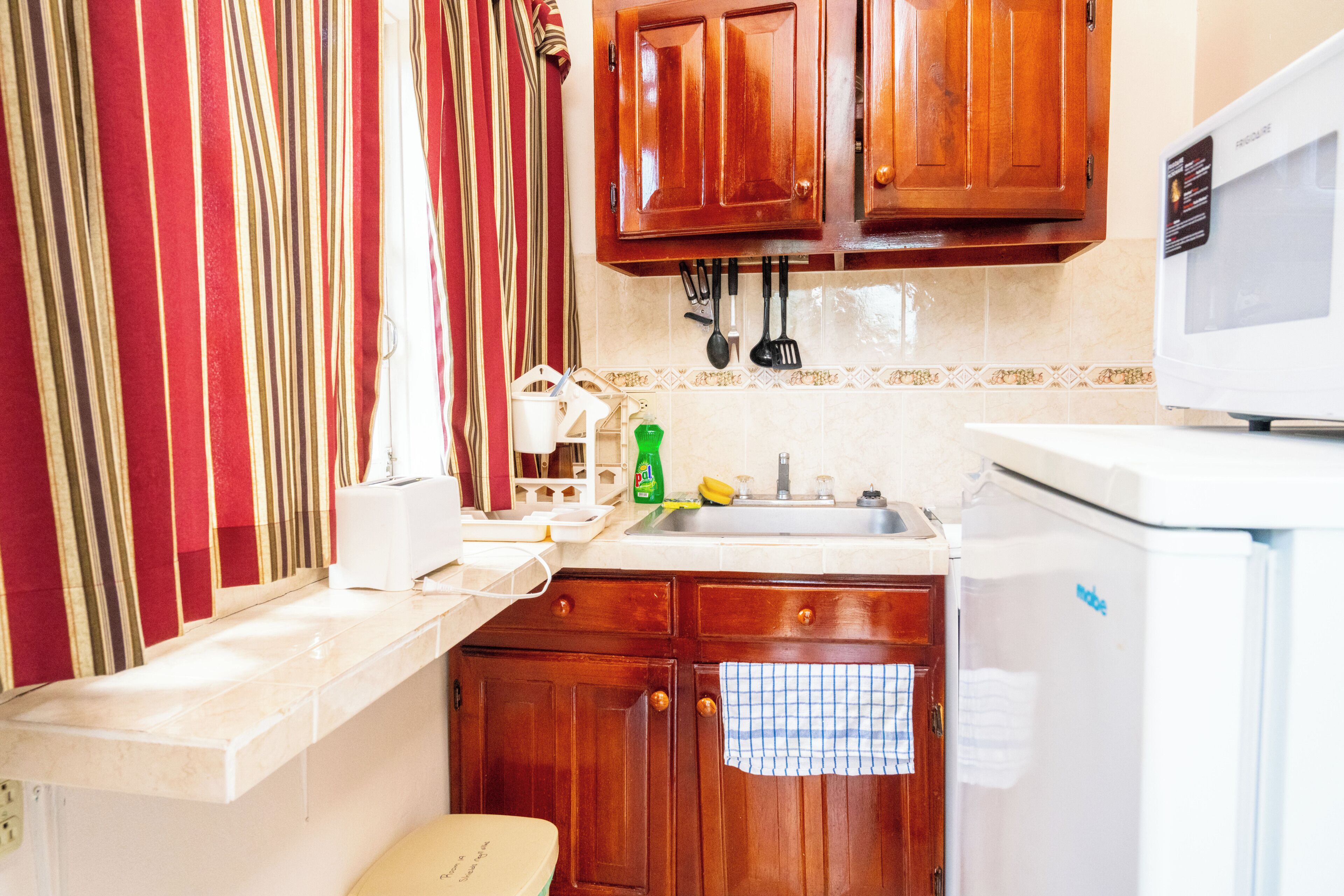 Cozy One-bedroom Kitchenette Within A Beachfront Property In The Famous Negril. - Negril