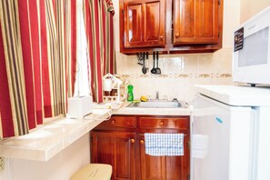 Private kitchen - Cozy One-Bedroom Kitchenette within a Beachfront Property in the Famous Negril. (Negril)