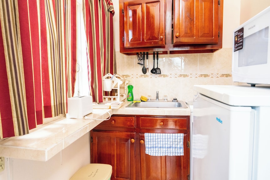 Cozy One-bedroom Kitchenette Within A Beachfront Property In The Famous Negril. - Negril