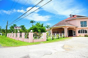 Exterior - Cozy One-Bedroom Kitchenette within a Beachfront Property in the Famous Negril. (Negril)