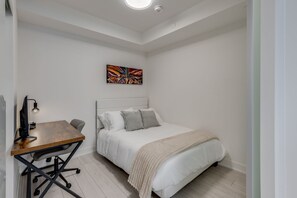 2 bedrooms, desk, iron/ironing board, free WiFi - Luxe Nobu | 2BR + Private 750 SqFt Terrace in the Heart of Toronto (Toronto)