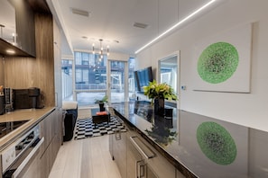 Private kitchen - Luxe Nobu | 2BR + Private 750 SqFt Terrace in the Heart of Toronto (Toronto)
