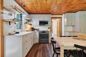Wasserkocher mit Kaffee-/Teezubehör, Kühlschrank, Mikrowelle, Ofen