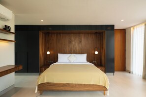 Ein modernes Schlafzimmer mit einem großen Bett, einem Holz-Kopfteil, Nachttischen und einer eingebauten Bank.