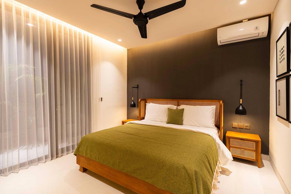 Habitación doble Deluxe, 1 cama King size, balcón | Escritorio, espacio para trabajar con laptop y wifi gratis 