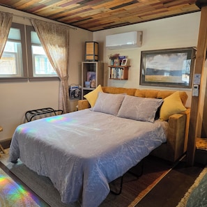 Tabla de planchar con plancha, wifi y ropa de cama 