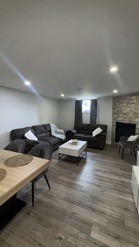 Cozy 2 Bedroom Apartment With Full Kitchen, Spacious Bath & Peaceful Backyard. - Gran Sudbury